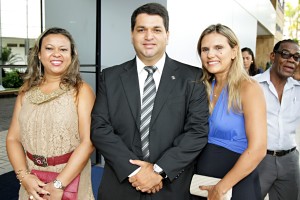 Engª Rita de Cássia Rocha ( Presidente do Ibape-BA) , Engº Eduardo Ferreira de Sousa (Presidente do CREA-BA enquanto o Engº Marco Amigo estava em campanha para reeleição) e esposa do Engº Eduardo Sousa.