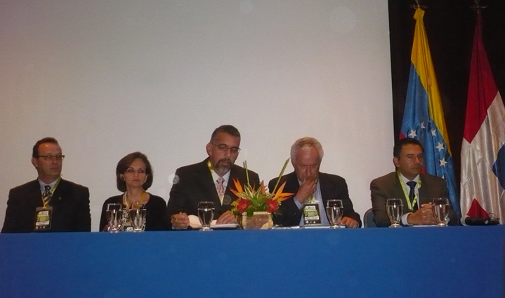 Mesa de abertura - Eng. José Pereira - Presidente da SOITAVE, Clemencia Parra - Secretaria de Assuntos Institucionais da UPAV, Rafael Bonnin Sures - Presidente da UPAV, Carlos Alberto Salazar - Presidente da SCA - Sociedade Colombiana de Avaliadores da Colombia e Dario Laverde Torres, do Instituto Geográfico